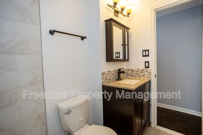 Building Photo - 5685 Roundtree Dr