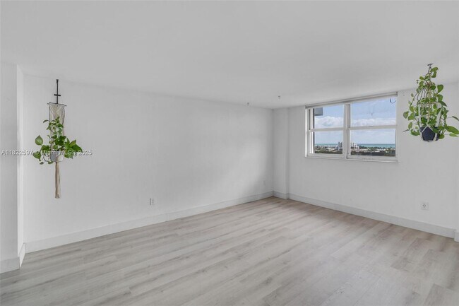 Building Photo - 6900 Bay Dr