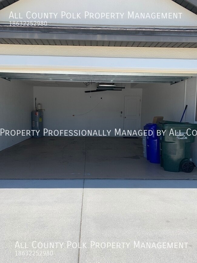 Building Photo - Lakeland Oasis! 3 Bedroom Duplex in Villag...