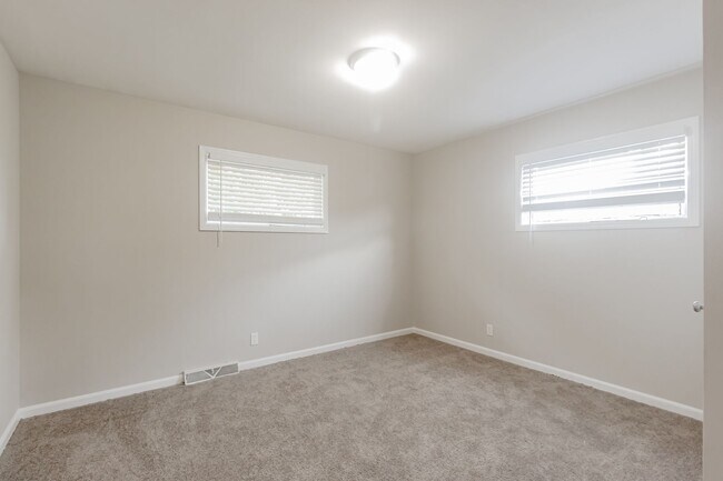 Building Photo - 609 Marguerite Dr NW