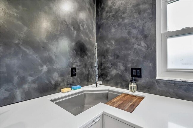 Building Photo - 224 6th Ave N