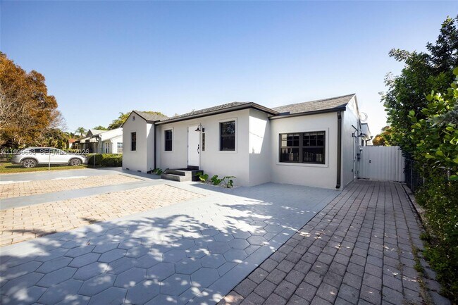 Building Photo - 3640 SW 13th St