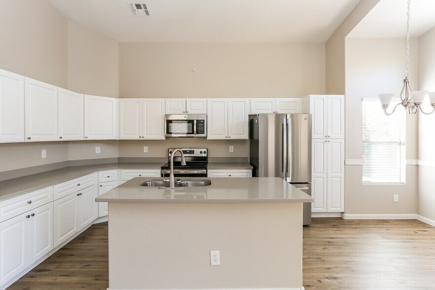 Building Photo - 6418 W Magnolia St