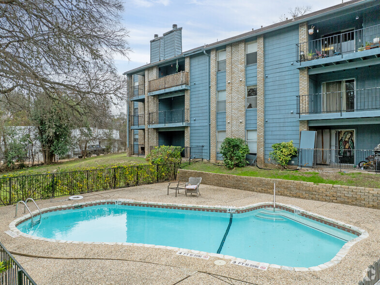 Pool - Windwood Apartments