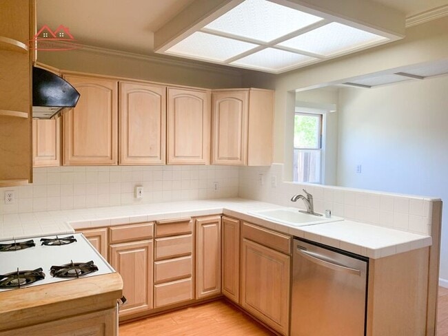 Building Photo - 1385 Ranchita Dr