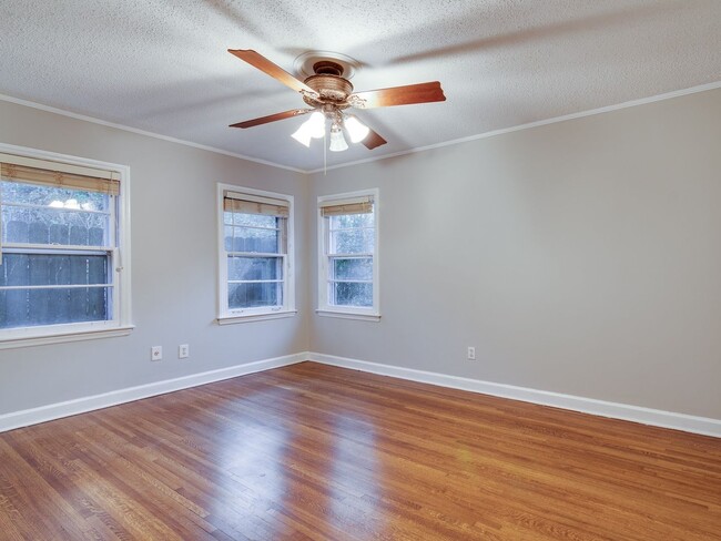 Building Photo - Updated 3BR home in GREAT neighborhood!