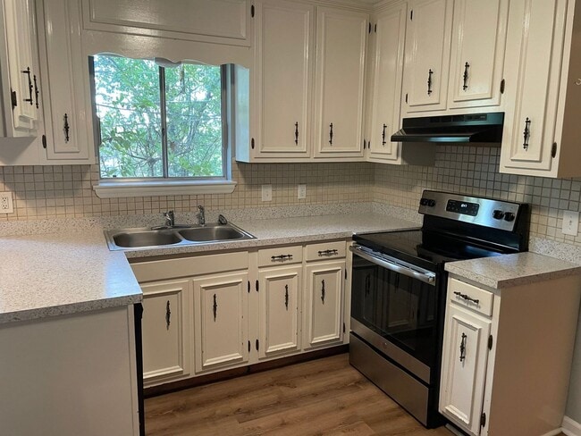 Building Photo - Three Bedroom, Large Lot, Pet Friendly,Hixson! ***Monthly rent $1900.00!***