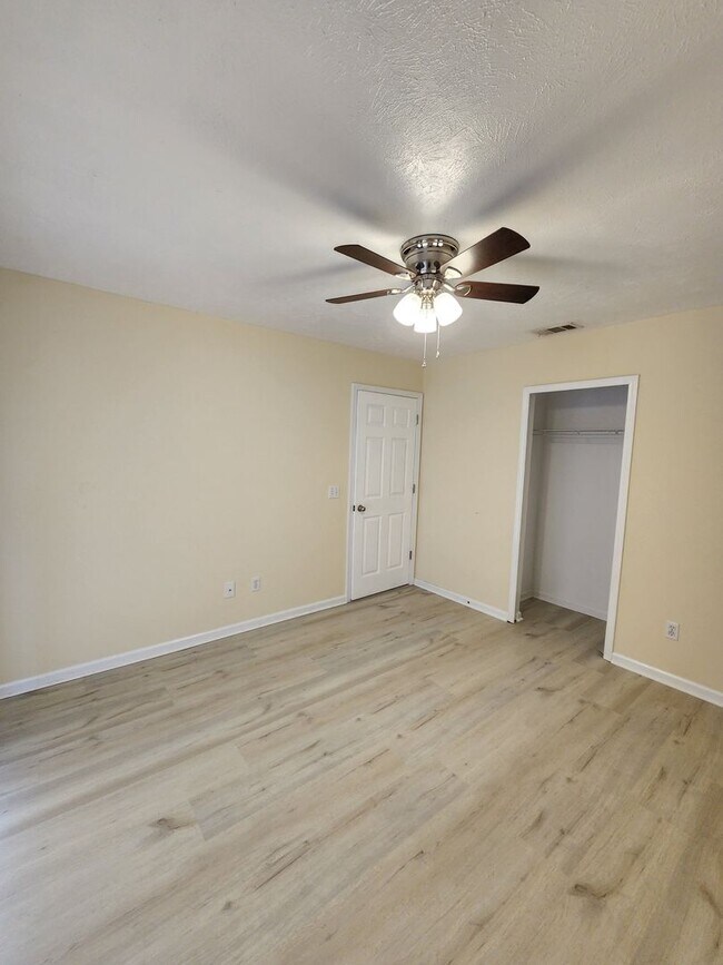 Building Photo - 5434 Sunset Ave