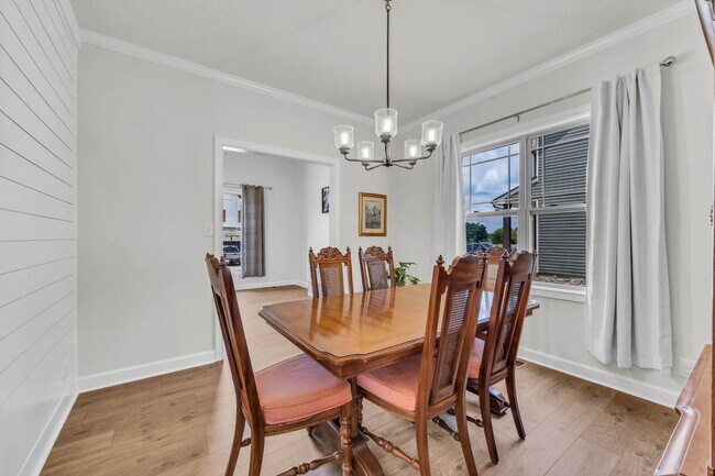 Building Photo - Pet Friendly Three Bedroom!