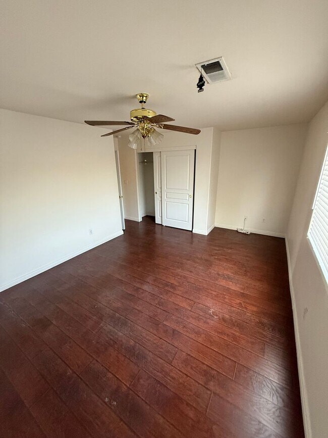 Building Photo - Spacious Single Family Home in Bakersfield...