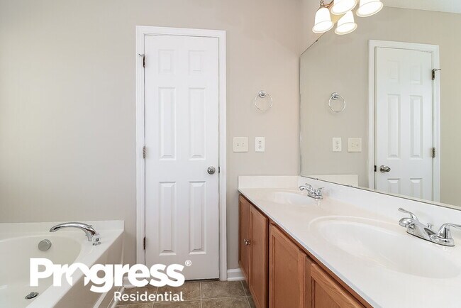 Building Photo - 168 Woodcreek Ln