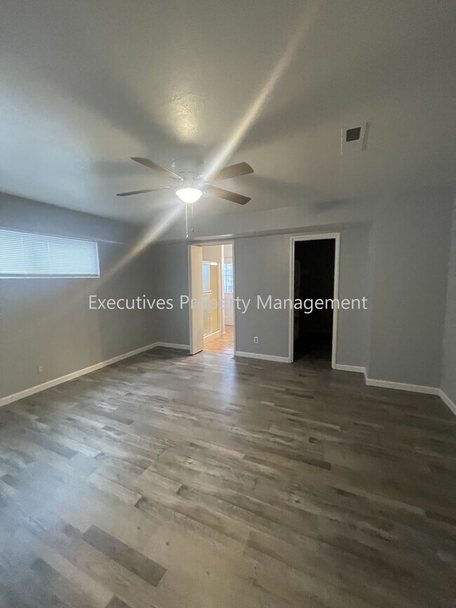 Building Photo - 1271 Spruce Ave