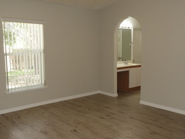 Building Photo - 1520 Vista Lake Cir