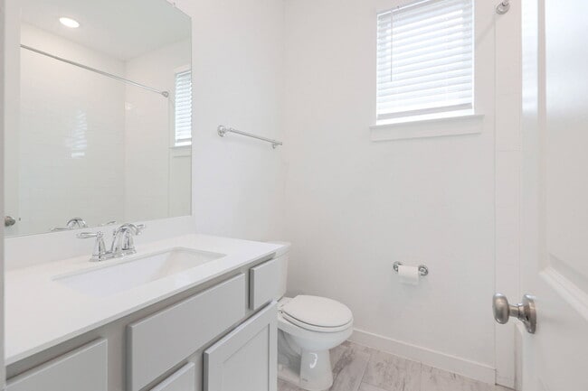 Building Photo - 124 Rosebush Dr