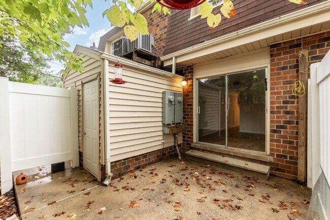 Building Photo - 718 Shawnee Dr