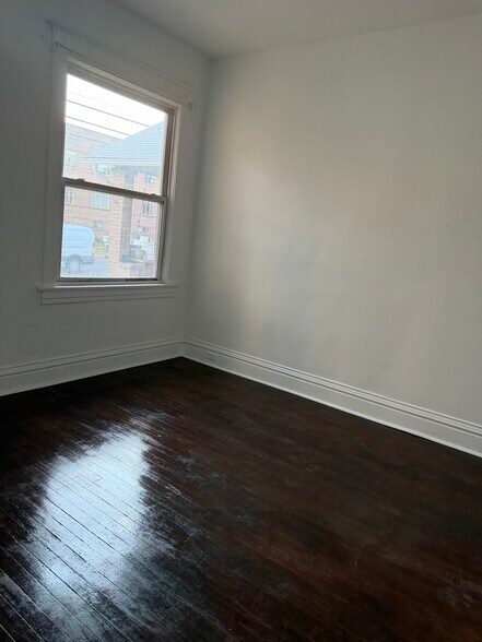 Building Photo - 2933 E 14th Ave