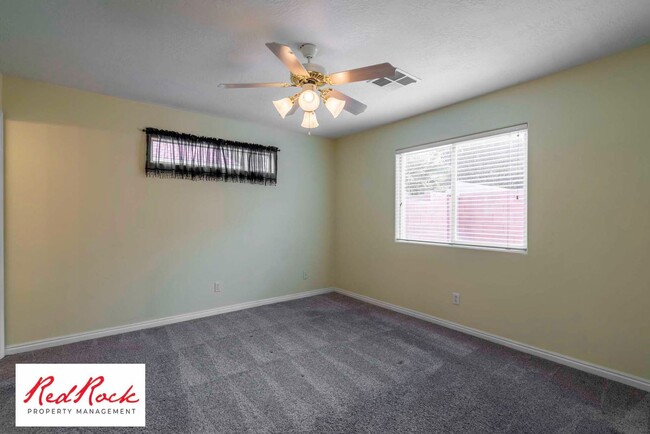 Building Photo - Dog Friendly - 3 Bedroom, 2 Bathroom Prope...