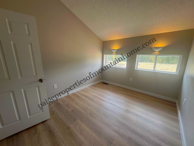 Building Photo - 133 CR 606
