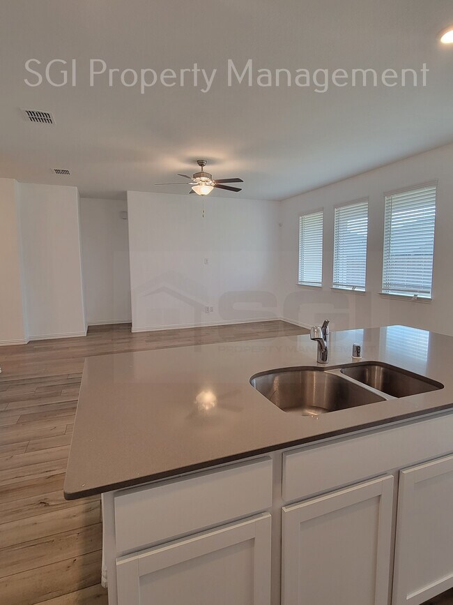 Building Photo - 3805 Thomas Plns Dr