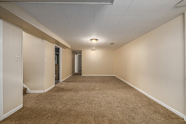 Building Photo - Lovely 5 Bed  / 2 bath in Boston Heights