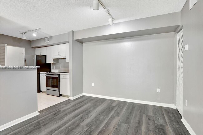 Building Photo - 4820 N State Rd 7