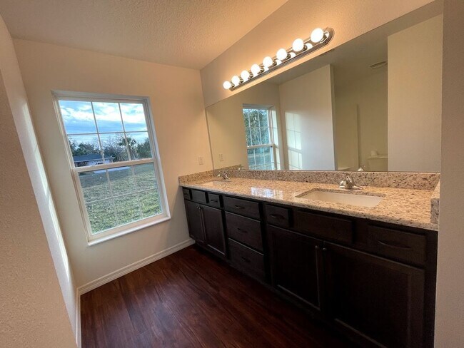Building Photo - 3 bedroom, 2 bath, 2 car garage home on a ...