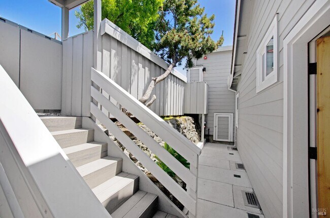 Building Photo - 625 CA-1