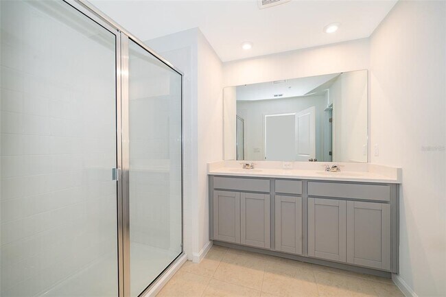 Building Photo - 9811 Walkway Dr