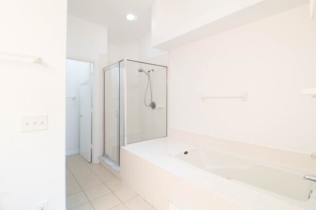 Building Photo - 275 Mango Dr