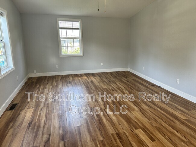 Building Photo - 517 Sherwood Ave