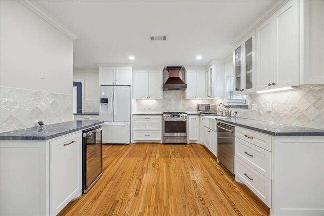 Building Photo - 211 W 31st St