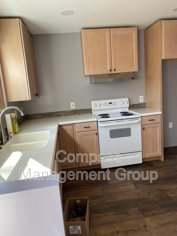 Building Photo - 1204 Valley Dr SW