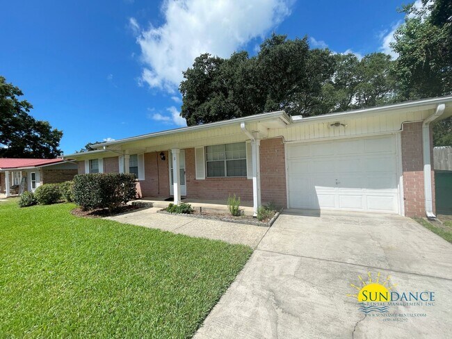 Building Photo - 11 Oak Ln