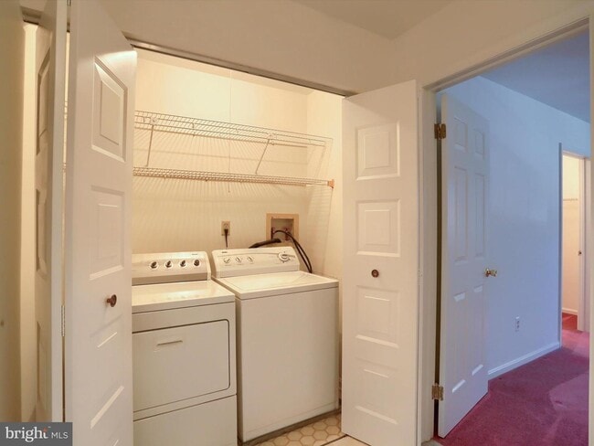 Building Photo - 1068 W Foxcroft Dr