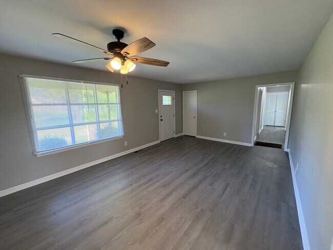 Building Photo - 3 Bed 1.5 Bath Brick House
