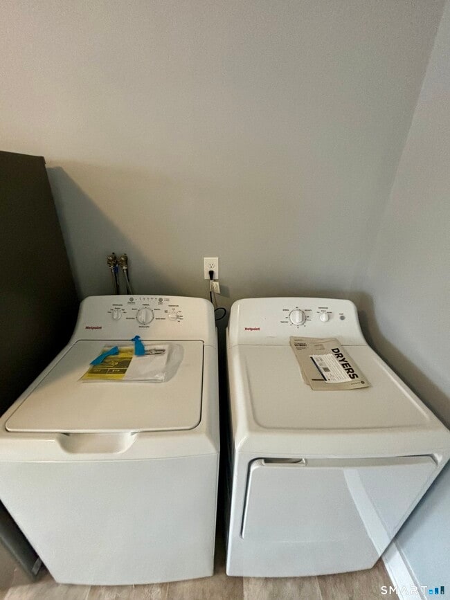 Building Photo - 411 Main St