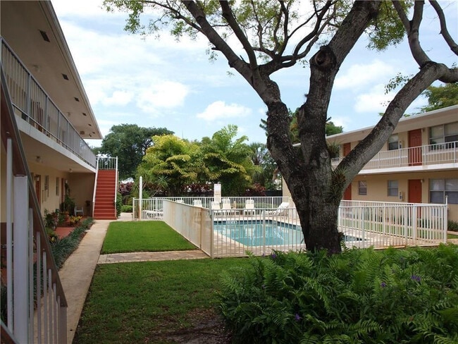 Building Photo - 305 NE 16th St