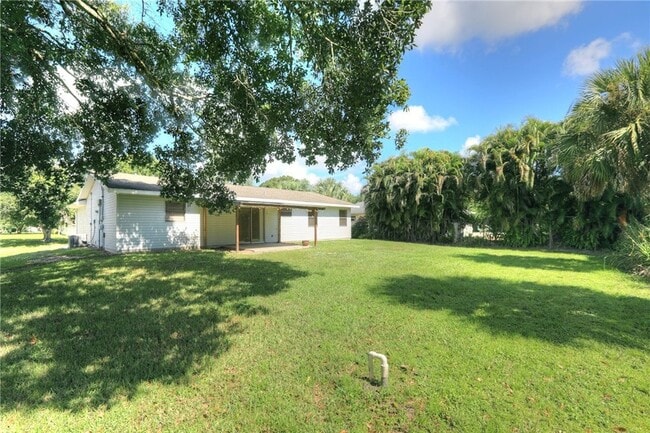 Building Photo - 950 Landsdowne Dr