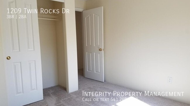 Building Photo - 1209 Twin Rocks Dr