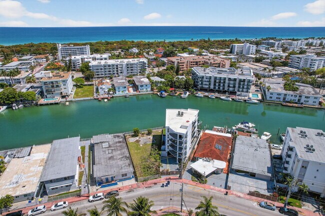 Building Photo - 8125 Crespi Blvd