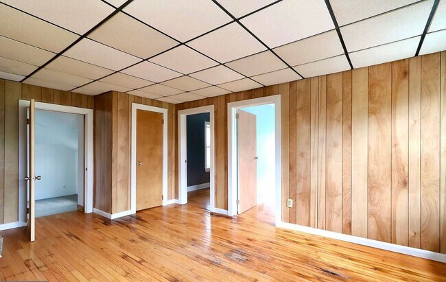 Building Photo - Charming 3-Bedroom Home with Office in How...