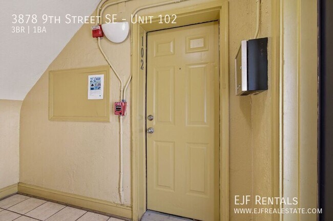 Building Photo - 3878 9th St SE