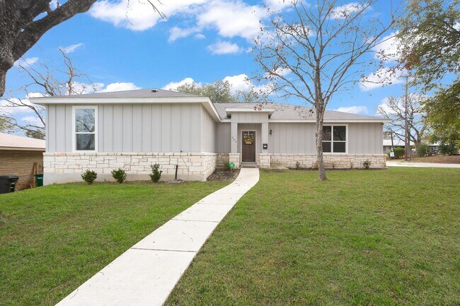 Primary Photo - Stunning Ridgeview home close to North Sta...