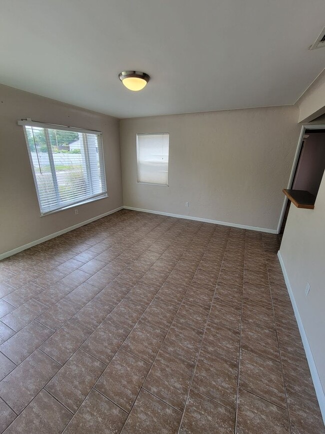 Building Photo - 2 BEDROOM 1 BATH HOME