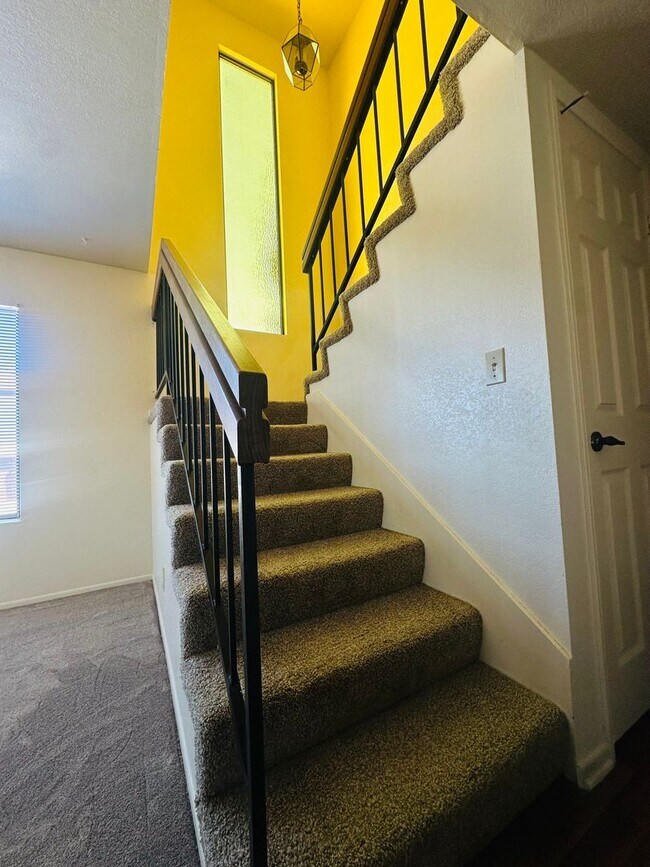 Building Photo - 1314 W Apricot Ave