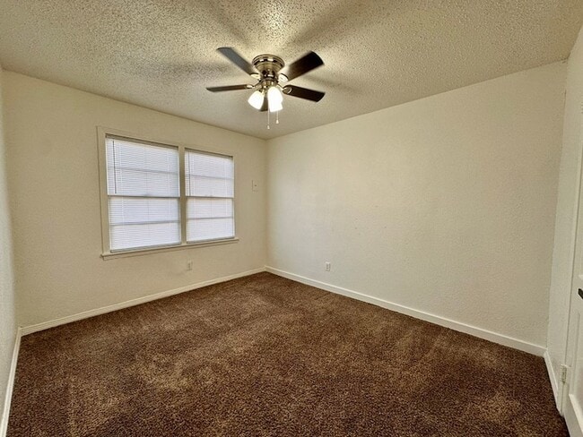 Building Photo - 3120 Chestnut Ave