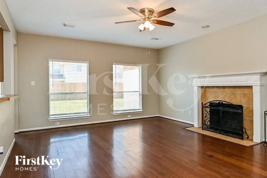 Building Photo - 2558 Doral Dr