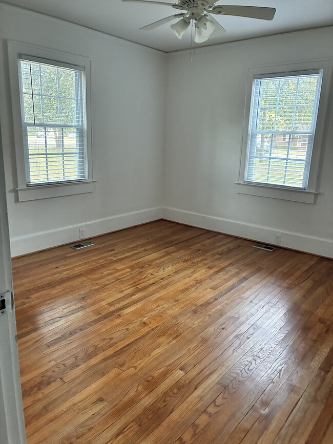 Building Photo - 906 Cherokee Rd