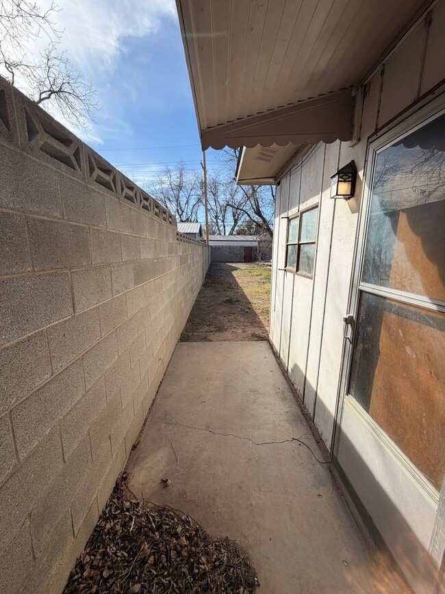 Building Photo - 2 Bed 1 Bath Home