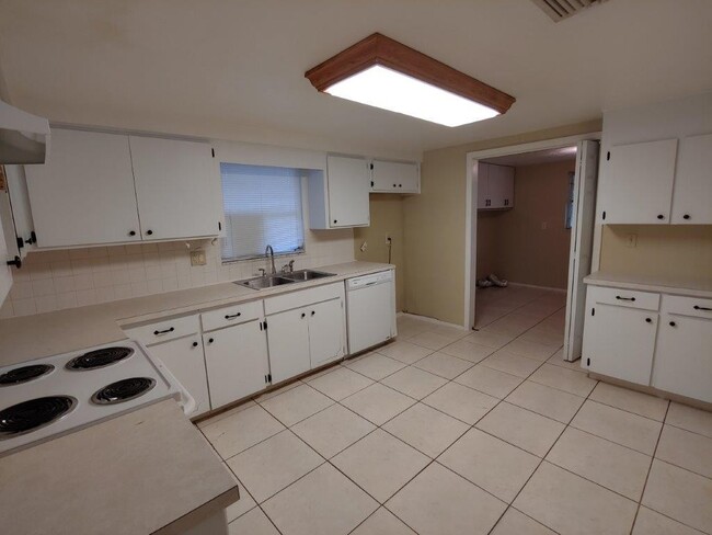 Building Photo - 2/2/1 1320 Sq. Ft. with INDOOR LAUNDRY, UPDATED BATHROOMS & a HUGE kitchen...